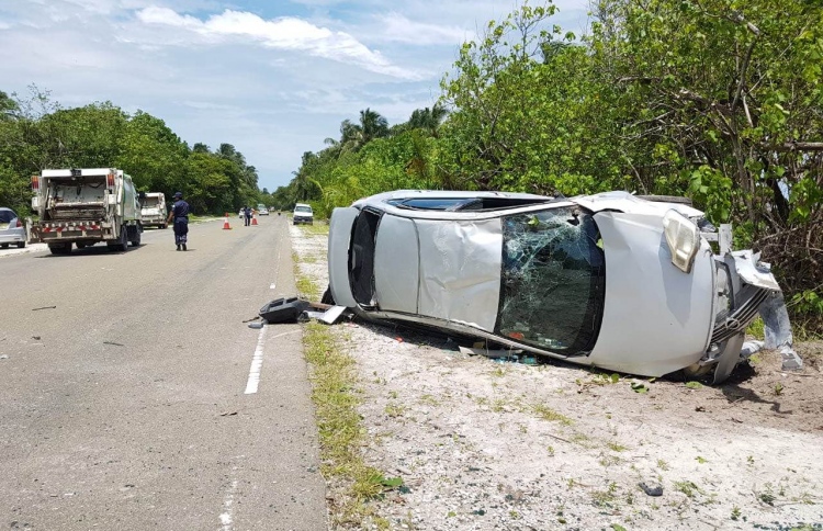 އައްޑޫގައި ކާރެއް ފުރޮޅާލައި ދެ މީހަކަށް އަނިޔާވެއްޖެ