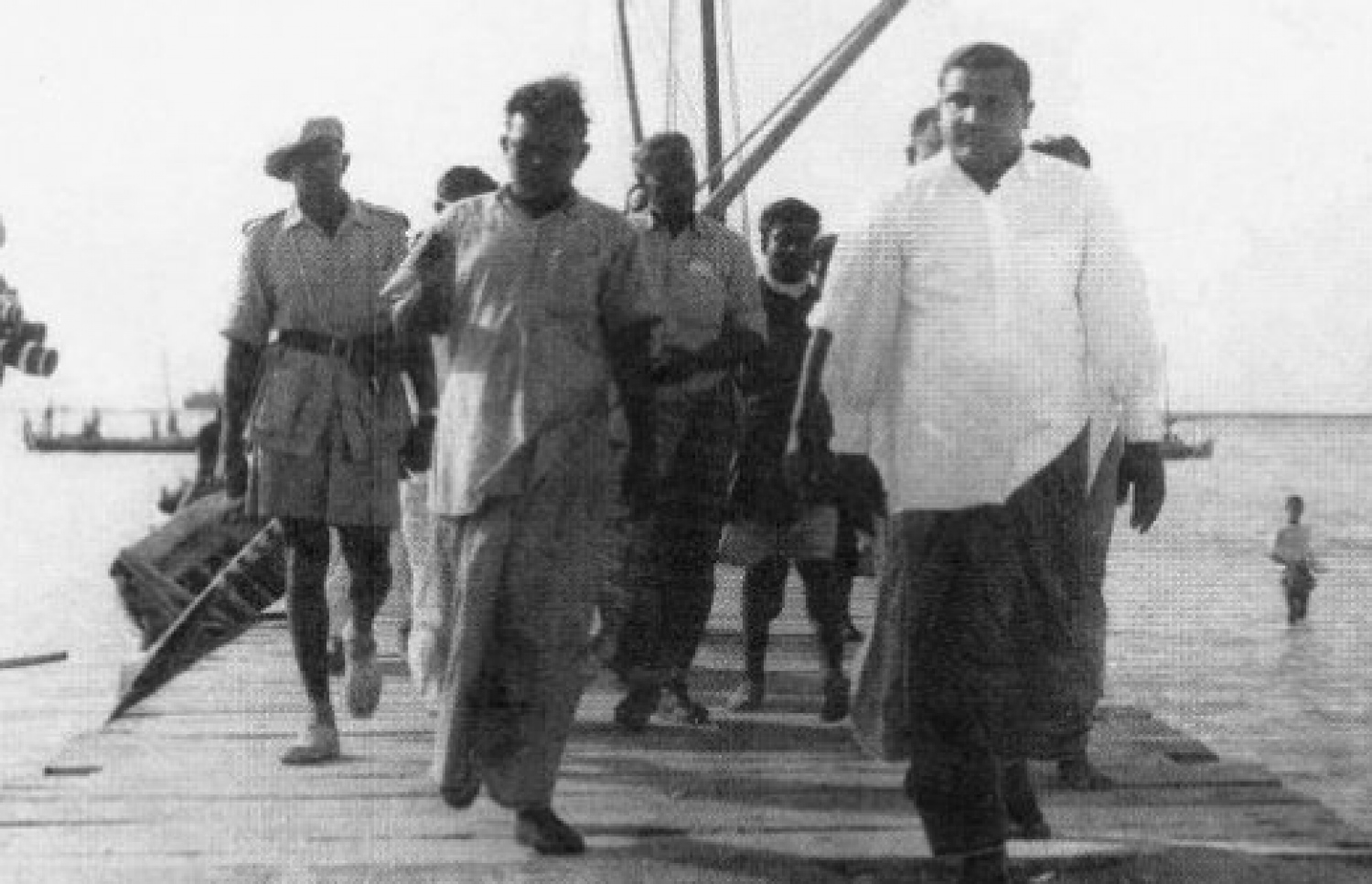 ނާސިރު (ކ) ހަވަރުތިނަދު އަށް ކުރެއްވި ދަތުރުފުޅެއްގައި އެ ރަށު ފާލަންމަތީގައި.