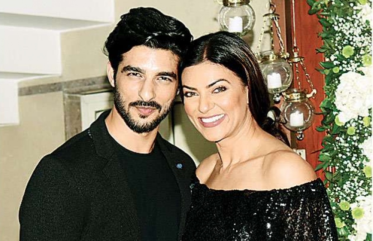 ސުޝްމިތާ އާއި ރޮހްމާން. ޝިލްޕާގެ ދިވާލީ ޕާޓީގައި ކެމެރާ އަށް ޕޯޒްކޮށްގެން.