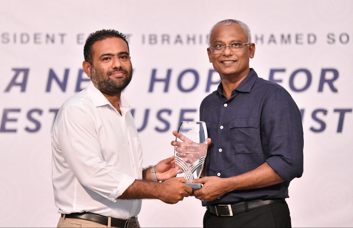 ހުޅުމާލެ: ނޮވެމްބަރު 10، 2018- ގެސްޓް ހައުސް އެސޯސިއޭޝަން އޮފް މޯލްޑިވްސް (ޖީއޭއެމް) ގެ ފަރާތުން، އިންތިޚާބީ ރައީސް އިބްރާހިމް މުހައްމަދު ސޯލިހް (އިބޫ) އަދި އިންތިޚާބީ ނައިބު ރައީސް ފައިސަލް ނަސީމަށް މަރުހަބާ ދެންނެވުމަށް ރެހެންދި ސްކޫލްގައި ބޭއްވި ހަފްލާގައި، އެ އެސޯސިއޭޝަންގެ ފަރާތުން އިބޫ އަށް ހަނދާނީ ފިލައެއް އަރުވަނީ.---ފޮޓޯ: ހުސައިން ވަހީދު/މިހާރު