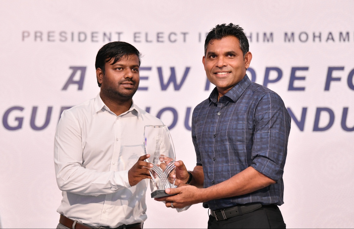 ހުޅުމާލެ: ނޮވެމްބަރު 10، 2018- ގެސްޓް ހައުސް އެސޯސިއޭޝަން އޮފް މޯލްޑިވްސް (ޖީއޭއެމް) ގެ ފަރާތުން، އިންތިޚާބީ ރައީސް އިބްރާހިމް މުހައްމަދު ސޯލިހް (އިބޫ) އަދި އިންތިޚާބީ ނައިބު ރައީސް ފައިސަލް ނަސީމަށް މަރުހަބާ ދެންނެވުމަށް ރެހެންދި ސްކޫލްގައި ބޭއްވި ހަފްލާގައި، އެ އެސޯސިއޭޝަންގެ ފަރާތުން ފައިސަލް އަށް ހަނދާނީ ފިލައެއް އަރުވަނީ.---ފޮޓޯ: ހުސައިން ވަހީދު/މިހާރު