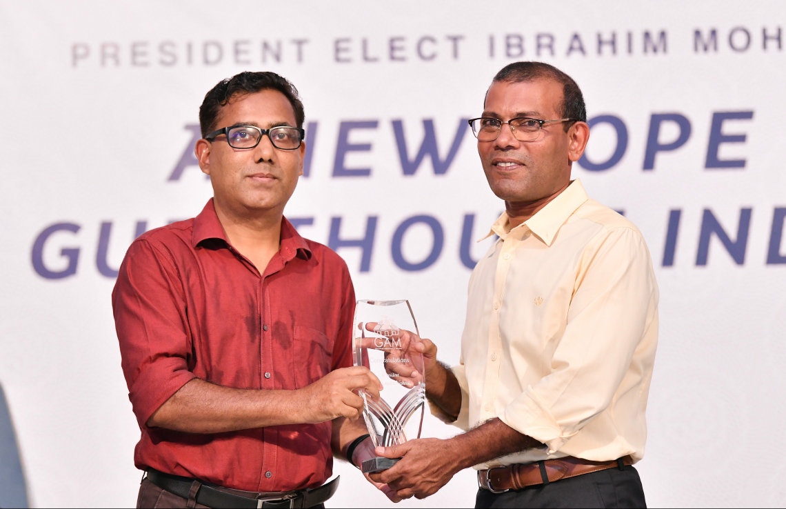 ހުޅުމާލެ: ނޮވެމްބަރު 10، 2018- ގެސްޓް ހައުސް އެސޯސިއޭޝަން އޮފް މޯލްޑިވްސް (ޖީއޭއެމް) ގެ ފަރާތުން، އިންތިޚާބީ ރައީސް އިބްރާހިމް މުހައްމަދު ސޯލިހް (އިބޫ) އަދި އިންތިޚާބީ ނައިބު ރައީސް ފައިސަލް ނަސީމަށް މަރުހަބާ ދެންނެވުމަށް ރެހެންދި ސްކޫލްގައި ބޭއްވި ހަފްލާގައި، އެ އެސޯސިއޭޝަންގެ ފަރާތުން ކުރީގެ ރައީސް ނަޝީދަށް ހަނދާނީ ފިލައެއް އަރުވަނީ.---ފޮޓޯ: ހުސައިން ވަހީދު/މިހާރު