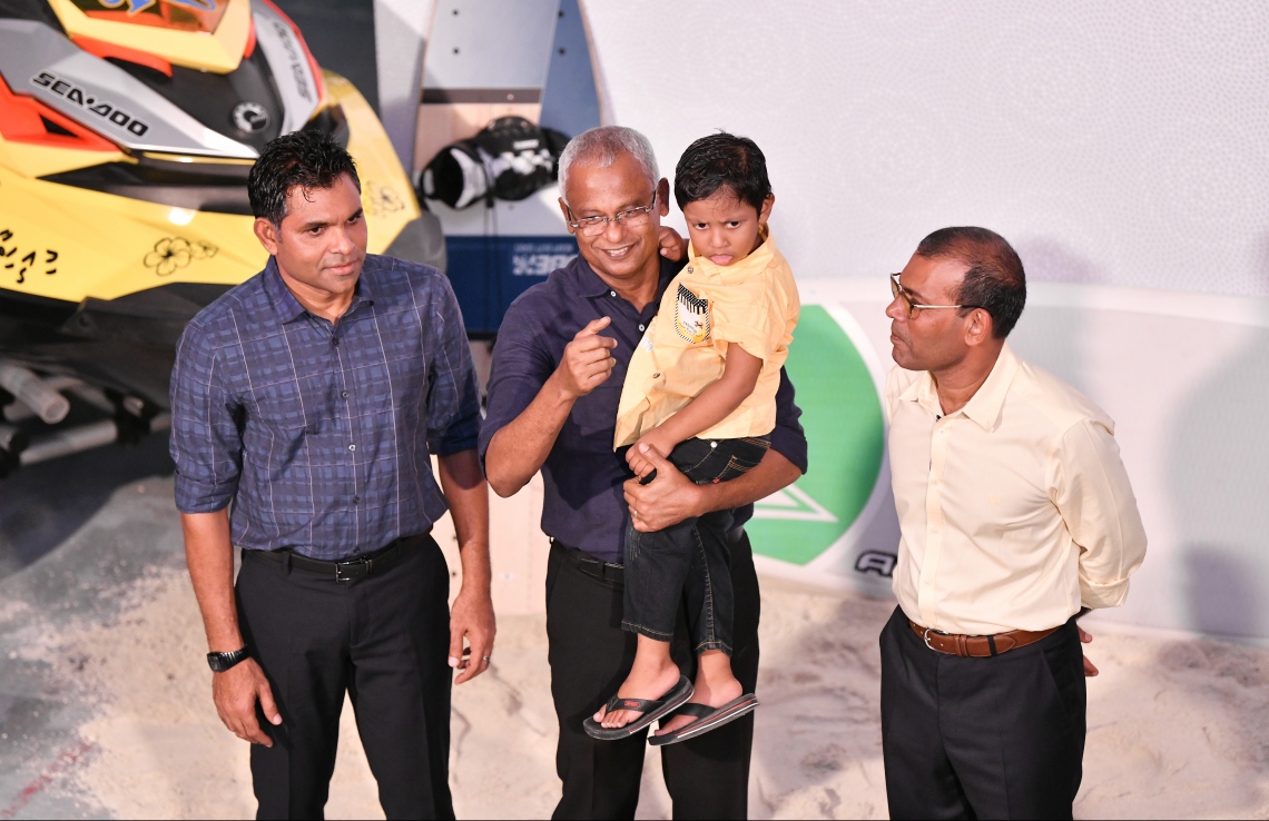 ހުޅުމާލެ: ނޮވެމްބަރު 10، 2018- ގެސްޓް ހައުސް އެސޯސިއޭޝަން އޮފް މޯލްޑިވްސް (ޖީއޭއެމް) ގެ ފަރާތުން، އިންތިޚާބީ ރައީސް އިބްރާހިމް މުހައްމަދު ސޯލިހް (އިބޫ) އަދި އިންތިޚާބީ ނައިބު ރައީސް ފައިސަލް ނަސީމަށް މަރުހަބާ ދެންނެވުމަށް ކުރީގެ ރައީސް މުހައްމަދު ނަޝީދާ އެކު، ރެހެންދި ސްކޫލްގައި ބޭއްވި ހަފްލާގައި، އިބޫ ކުޑަކުއްޖަކު އުރާލައްވައިގެން.---ފޮޓޯ: ހުސައިން ވަހީދު/މިހާރު