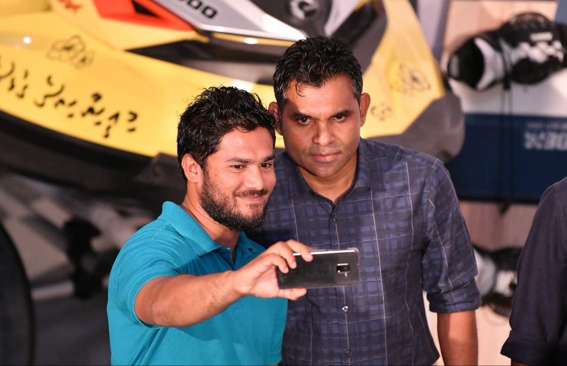 ހުޅުމާލެ: ނޮވެމްބަރު 10، 2018- ގެސްޓް ހައުސް އެސޯސިއޭޝަން އޮފް މޯލްޑިވްސް (ޖީއޭއެމް) ގެ ފަރާތުން، އިންތިޚާބީ ރައީސް އިބްރާހިމް މުހައްމަދު ސޯލިހް (އިބޫ) އަދި އިންތިޚާބީ ނައިބު ރައީސް ފައިސަލް ނަސީމަށް މަރުހަބާ ދެންނެވުމަށް ރެހެންދި ސްކޫލްގައި ބޭއްވި ހަފްލާގެ ތެރެއިން، ފައިސަލްއާ އެކު ޒުވާނަކު ސެލްފީއެއް ނަގަނީ.---ފޮޓޯ: ހުސައިން ވަހީދު/މިހާރު