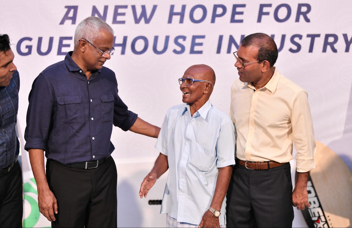 ހުޅުމާލެ: ނޮވެމްބަރު 10، 2018- ގެސްޓް ހައުސް އެސޯސިއޭޝަން އޮފް މޯލްޑިވްސް (ޖީއޭއެމް) ގެ ފަރާތުން، އިންތިޚާބީ ރައީސް އިބްރާހިމް މުހައްމަދު ސޯލިހް (އިބޫ) އަދި އިންތިޚާބީ ނައިބު ރައީސް ފައިސަލް ނަސީމަށް މަރުހަބާ ދެންނެވުމަށް ރެހެންދި ސްކޫލްގައި ބޭއްވި ހަފްލާގައި، އިބޫ އާއި ކުރީގެ ރައީސް މުހައްމަދު ނަޝީދު މީހަކާ ވާހަކަފުޅު ދައްކަވަނީ.---ފޮޓޯ: ހުސައިން ވަހީދު/މިހާރު