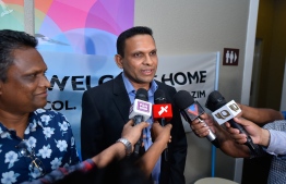 Former defence minister Mohamed Nazim speaks to the press upon his arrival at VIA. PHOTO/MIHAARU