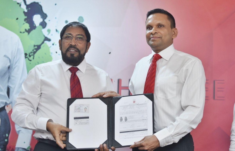 ކުރީގެ ޑިފެންސް މިނިސްޓަރު ނާޒިމް ޖޭޕީއަށް ސޮއިކުރައްވައިފި