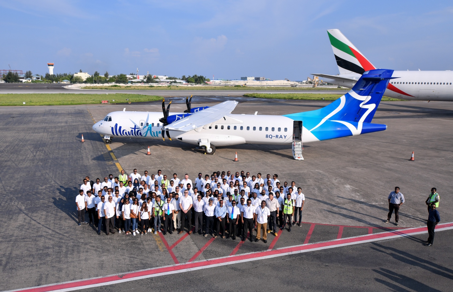 މަންތާ އެއާގެ ފުރަތަމަ މަތިންދާބޯޓު ކައިރީގައި އެ ކުންފުނީގެ މުވައްޒަފުން ފޮޓޯއަކަށް މިއަދު ހުއްޓިގެން.---ފޮޓޯ: އަހުމަދު ނިޝާތު/މިހާރު