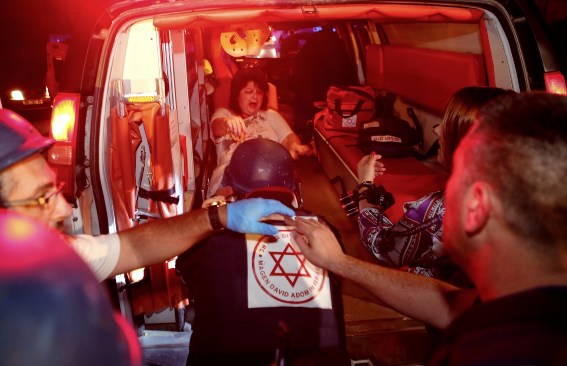 ގާޒާ: ނޮވެމްބަރު 12، 2018: ހަމާސް އިން ދިން ރޮކެޓް ހަމަލާއެއްގައި ޒަޚަމްވި އިޒްރޭލުގެ އަންހެނަކު އެޕާޓްމަންޓަކުން ނެރެނީ. --ފޮޓޯ:އޭއެފްޕީ