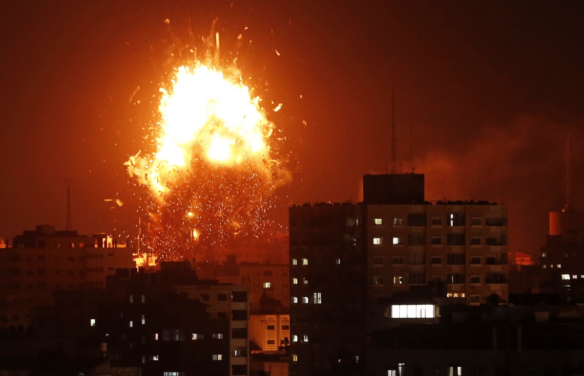 ގާޒާ: ނޮވެމްބަރު 12، 2018: ގާޒާގައި ހަމާސް އިން ހިންގާ ޓީވީ ސްޓޭޝަނަށް އިޒްރޭލުން ވައިގެ ހަމަލާ ދެނީ. --ފޮޓޯ:އޭއެފްޕީ