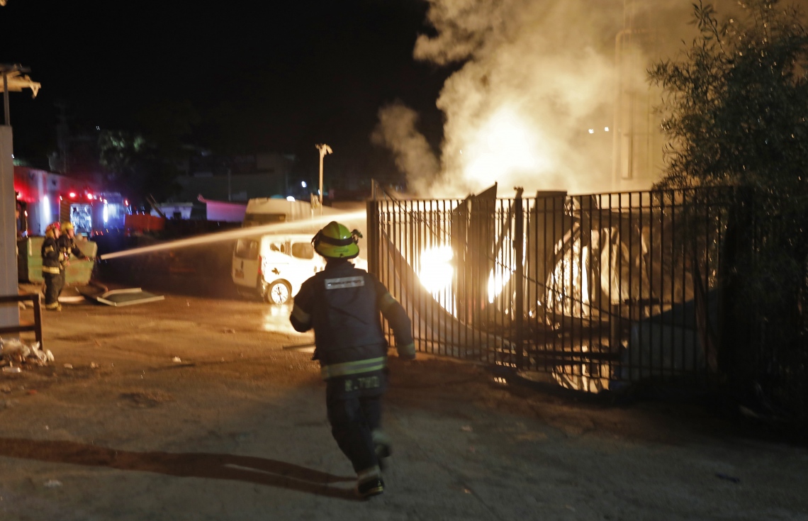 ގާޒާ: ނޮވެމްބަރު 12، 2018: ހަމާސް އިން ދިން ރޮކެޓް ހަމަލާއެއްގައި އަލިފާން ރޯވި އިމާރާތެއްގެ ކައިރީ އިޒްރޭލް ސިފައިން ހަރަކާތްތެރި ވަނީ. --ފޮޓޯ:އޭއެފްޕީ