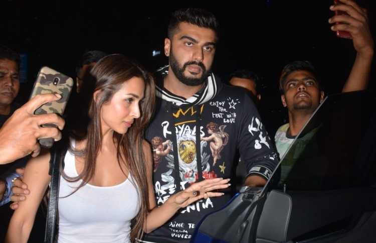 މަލައިކާ އާއި އަރުޖުން އެކީގައި.