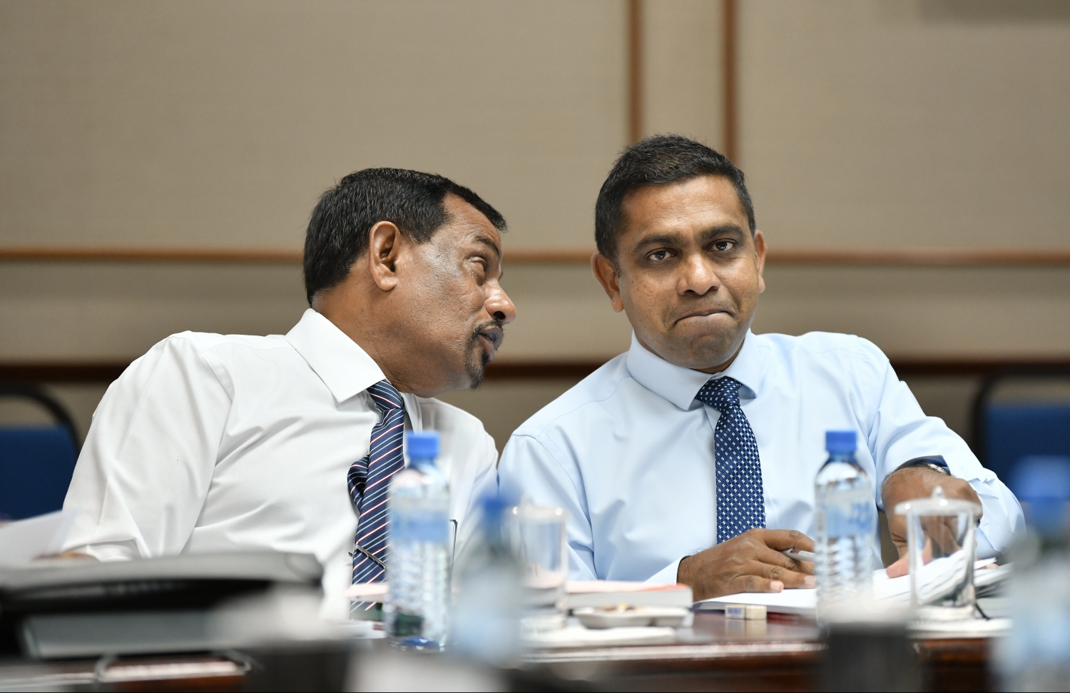 ގެމަނަފުށީ ދާއިރާގެ މެމްބަރު ޖަމީލް އުސްމާނާއި (ކ) ގައްދޫ ދާއިރާގެ މެމްބަރު އަހުމަދު ރަޝީދު މިއަދުގެ ކޮމިޓީގެ ބައްދަލުވުމުގައި. --- ފޮޓޯ: ހުސެއިން ވަހީދު/ މިހާރު