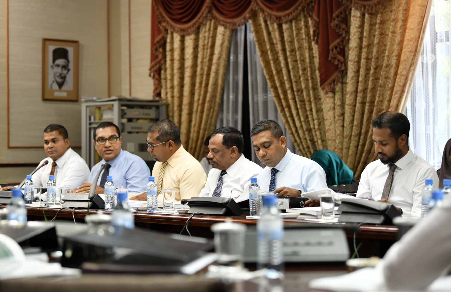 ބަޖެޓް ދިރާސާކުރާ ކޮމިޓީގެ ފުރަތަމަ ބައްދަލުވުން ހިނގަމުން ދަނީ.--ފޮޓޯ: ހުސައިން ވަހީދު/މިހާރު