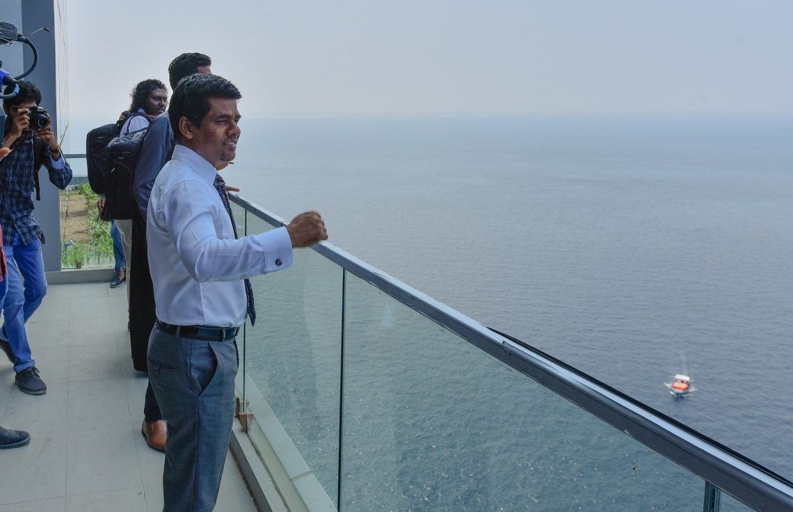 މާލެ: ނޮވެމްބަރު 14، 2018 - މާލޭގައި 25 ބުރިއަށް އިމާރާތްކޮށްފައިވާ ދަރުމަވަންތަ ހޮސްޕިޓަލްގައި މިހާރު ކުރިއަށް ދަނީ އެންމެ ފަހުގެ މަސައްކަތްތައް. އަންނަ އަހަރުގެ ކުރީކޮޅު ހުރިހާ މަސައްކަތެއް ނިމޭނެ ކަމަށް ހެލްތު މިނިސްޓަރު އަބްދުﷲ ނާޒިމް ވިދާޅުވި.---ފޮޓޯ: އަހުމަދު ނިޝާތު/މިހާރު