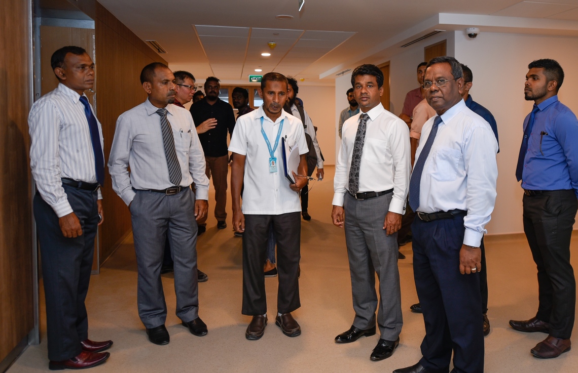 މާލެ: ނޮވެމްބަރު 14، 2018 - މާލޭގައި 25 ބުރިއަށް އިމާރާތްކޮށްފައިވާ ދަރުމަވަންތަ ހޮސްޕިޓަލްގައި މިހާރު ކުރިއަށް ދަނީ އެންމެ ފަހުގެ މަސައްކަތްތައް. އަންނަ އަހަރުގެ ކުރީކޮޅު ހުރިހާ މަސައްކަތެއް ނިމޭނެ ކަމަށް ހެލްތު މިނިސްޓަރު އަބްދުﷲ ނާޒިމް ވިދާޅުވި.---ފޮޓޯ: އަހުމަދު ނިޝާތު/މިހާރު