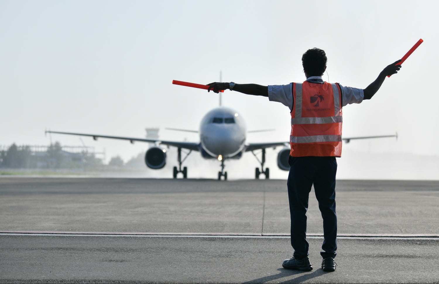 ވެލާނާ އިންޓަނޭޝަނަލް އެއާޕޯޓުގައި ފްލައިޓެއް ޕާކްކުރަނީ-- ފޮޓޯ: މިހާރު