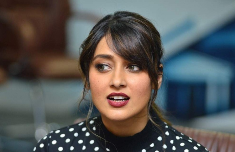 އިލިއާނާ: އޭނާ އެކްޓް ކުރަން ފެށީ ތެލެގޫ ފިލްމުތަކުން.