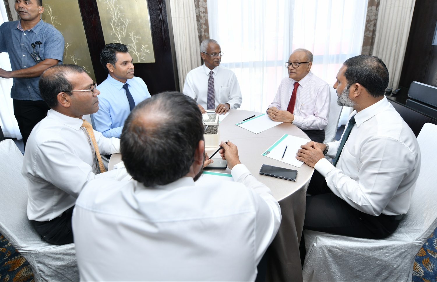 ސިޔާސީ ހަތަރު ލީޑަރުންނާއެކު ރައީސް އިބްރާހިމް މުހައްމަދު ސޯލިހާއި ނައިބު ރައީސް ފައިސަލް ނަސީމް ހޮޓެލް ޖެންގައި މަޝްވަރާ ކުރައްވަނީ---ފޮޓޯ: ހުސައިން ވަހީދު/މިހާރު