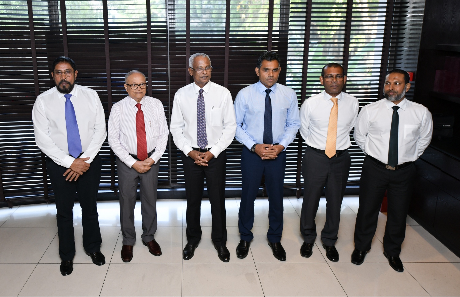 ރައީސް އިބްރާހިމް މުހައްމަދު ސޯލިހާއި ނައިބު ރައީސް ފައިސަލް ނަސީމް އަދި މި ސަރުކާރު ހިންގާ ކޯލިޝަން ޕާޓީތަކުގެ އިސްވެރިން ނޮވެމްބަރު 2018 ގައި ޖެން ހޮޓަލުގައި ބޭއްވި ބައްދަލުވުމަކަށް ފަހު މީޑިއާ ބްރީފިންއަކަށް ހުއްޓިވަޑައިގެން.---ފައިލް ފޮޓޯ: މިހާރު