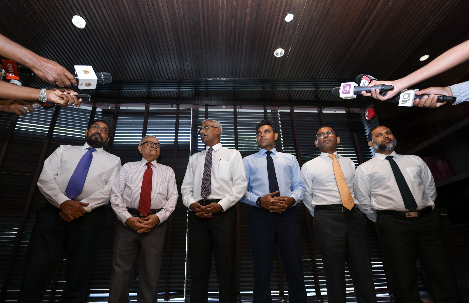 މާލެ: ނޮވެމްބަރު 15، 2018- ރައީސް އިބްރާހިމް މުހައްމަދު ސޯލިހް (އިބޫ) އާއި ނައިބު ރައީސް ފައިސަލް ނަސީމާ އެކު ސިޔާސީ 4 ލީޑަރުން ކަމަށްވާ ކުރީގެ ރައީސް މައުމޫން އަބްދުލްގައްޔޫމާއި ކުރީގެ ރައީސް މުހައްމަދު ނަޝީދާއި ޖުމްހޫރީ ޕާޓީގެ ލީޑަރު ގާސިމް އިބްރާހީމް އަދި އަދާލަތު ޕާޓީގެ ރައީސް އިމްރާން އަބްދުﷲ އެކުގައި ފުރަތަމަ ފަހަރަށް ބޭއްވި ތާރީހީ ބައްދަލުވުމަށްފަހު ނޫސްވެރިންނާ ބައްދަލުކުރައްވައި ބައްދަލުވުމާބެހޭ މައުލޫމާތު ދެއްވަނީ---ފޮޓޯ: ހުސައިން ވަހީދު/މިހާރު