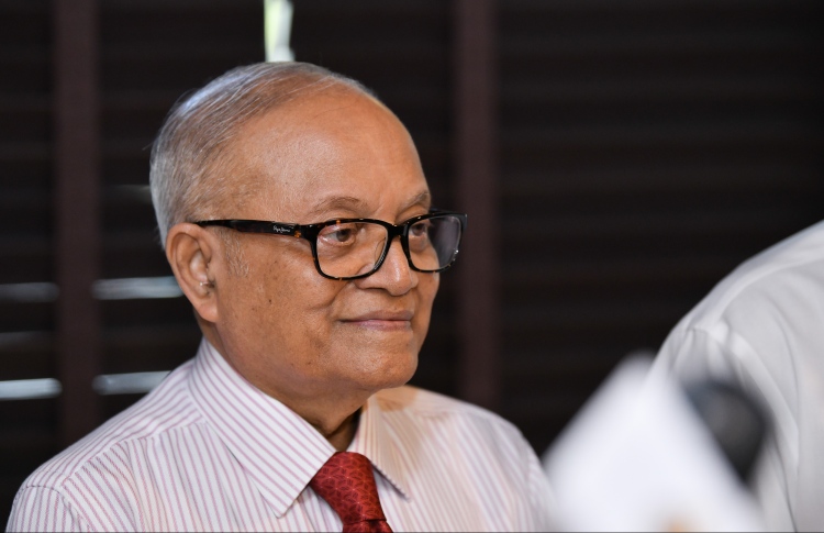 މަހާތީރުގެ ދައުވަތަކަށް މައުމޫން މެލޭޝިއާ އަށް