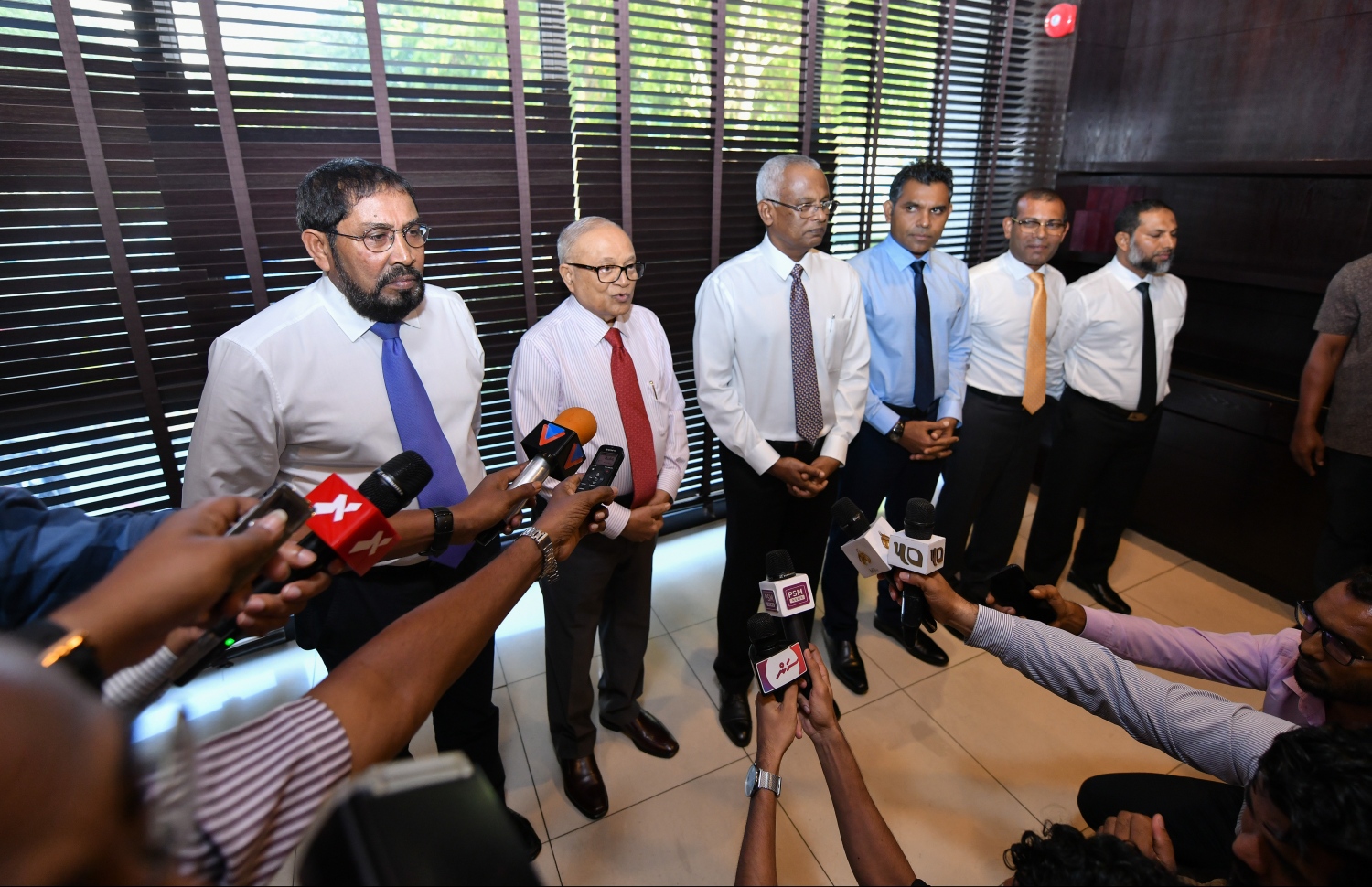 މަޖިލީސް އިންތިޚާބުގައި ޕާޓީތަކުން އެކުގައި ވާދަކުރުމާ ގުޅޭ ގޮތުން ސިޔާސީ ލީޑަރުން ބޭއްވި މަޝްވަރާއަކަށް ފަހު ނޫސްވެރިންނާ ވާހަކަ ދައްކަވަނީ. --ފޮޓޯ/މިހާރު