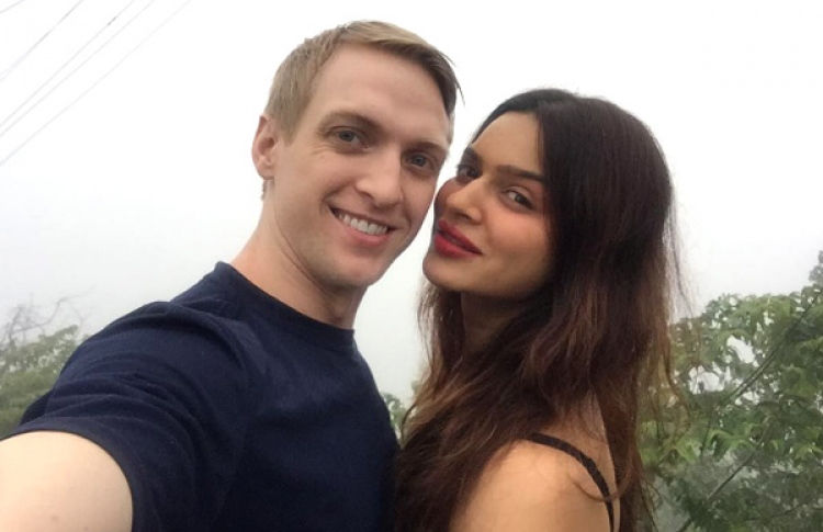 އާޝްކާ ފިރިމީހާ ބްރެންޓްއާ އެކު.