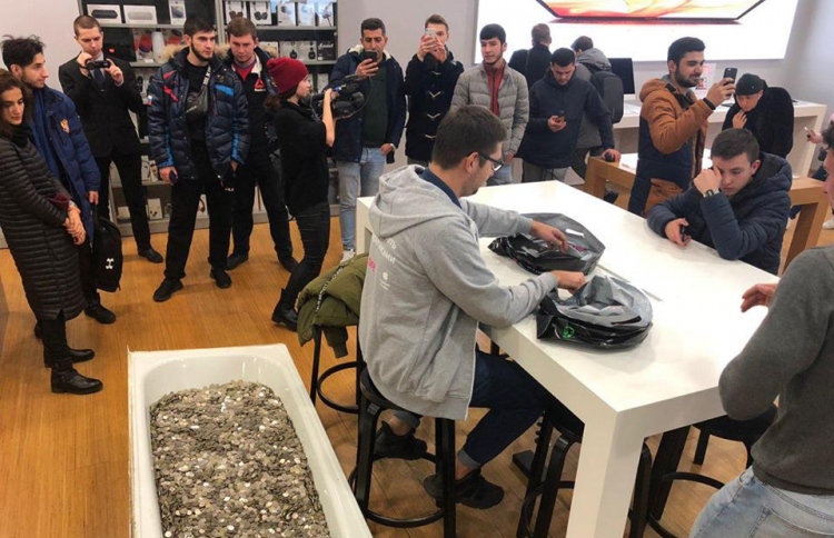 ފޯނު ފިހާރައިގައި ވަކި ލާރި ގުނަނީ.