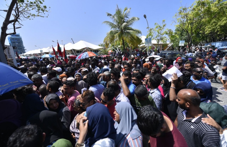 ފްލެޓްގެ ލިޔުން ނުލިބިގެން މުޒާހަރާ ކުރަނީ!