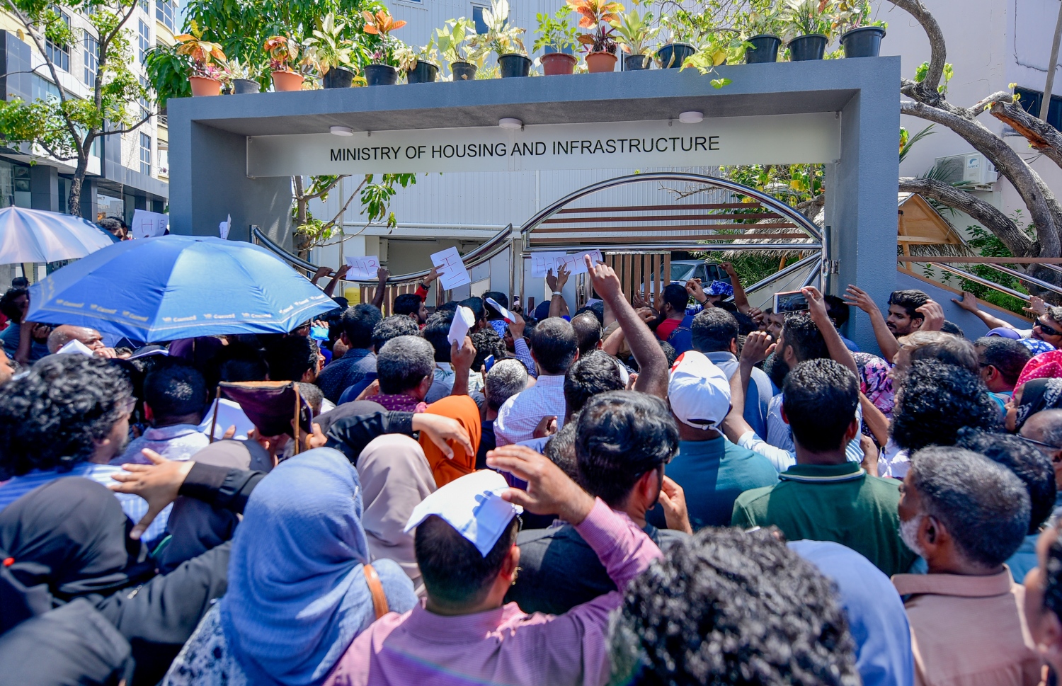 ކުރީގެ ސަރުކާރުން ކުރިއަށް ގެންދިޔަ "ހިޔާ މަޝްރޫއު" ގައި ފްލެޓް ލިބުނު ކަމުގެ ލިޔުން ހޯދުމަށް ހައުސިން މިނިސްޓްރީ ކައިރި އަށް މީހުން އެއްވެފައި. ---ފޮޓޯ: އަހުމަދު ނިޝާތު/މިހާރު