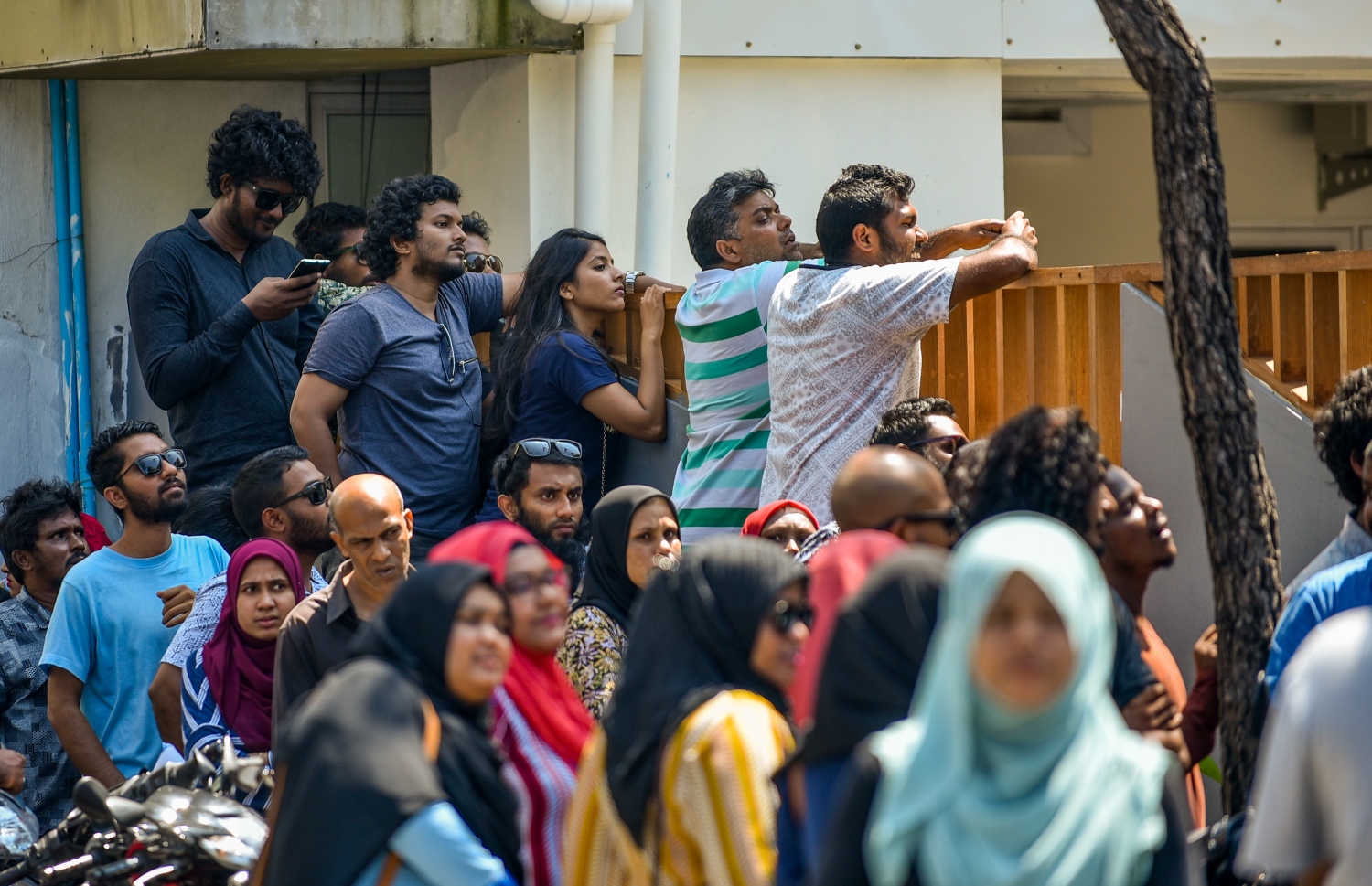 ނޮވެމްބަރު 17، 2018- ސަރުކާރުން ކުރިއަށް ގެންދިޔަ "ހިޔާ މަޝްރޫއު" ދަށުން ފްލެޓް ލިބުނު ކަމުގެ ލިޔުން ހޯދުމަށް ހައުސިން މިނިސްޓްރީގެ ފާރުމަތިން ބޯއަރުވައިގެން ތިބި ބައެށް މީހުން ---ފޮޓޯ: މިހާރު