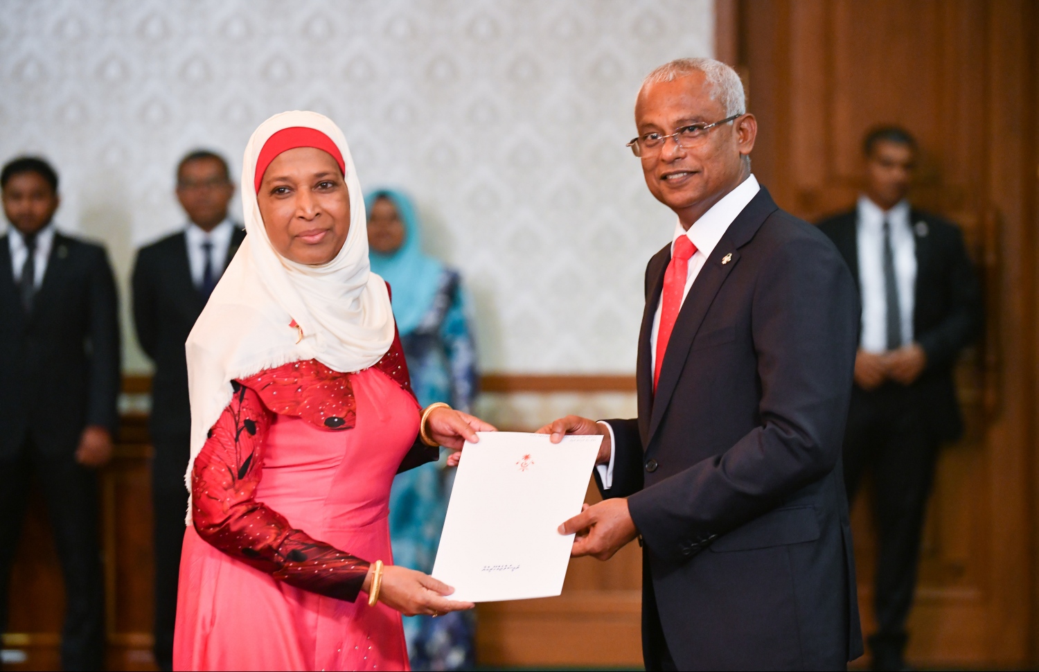 މިނިސްޓަރު އާތިފާ އަށް ރައީސް މަގާމުގެ ލިއުން ހަވާލުކޮށްދެއްވަނީ: އާތިފާ މަގާމުން އިސްތިއުފާ ދެއްވީ ސިއްހީ ހާލުކޮޅު ގޯސްވުމުން. --މިހާރު