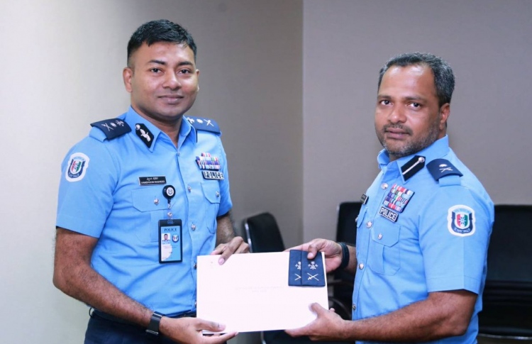 މަންނާނަށް ޑެޕިއުޓީ ކޮމިޝަނަރުކަން ދީފި