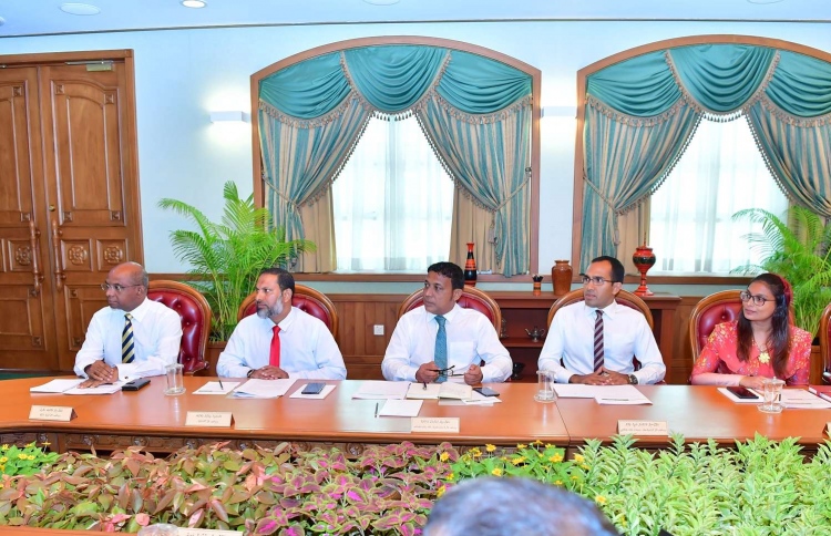 ކެބިނެޓުގެ ބައްދަލުވުމެއްގައި މިނިސްޓަރު މަލީހް (ކ-2) އަދި ބައެއް އެހެން ވަޒީރުން.---ފޮޓޯ: ރައީސް އޮފީސް