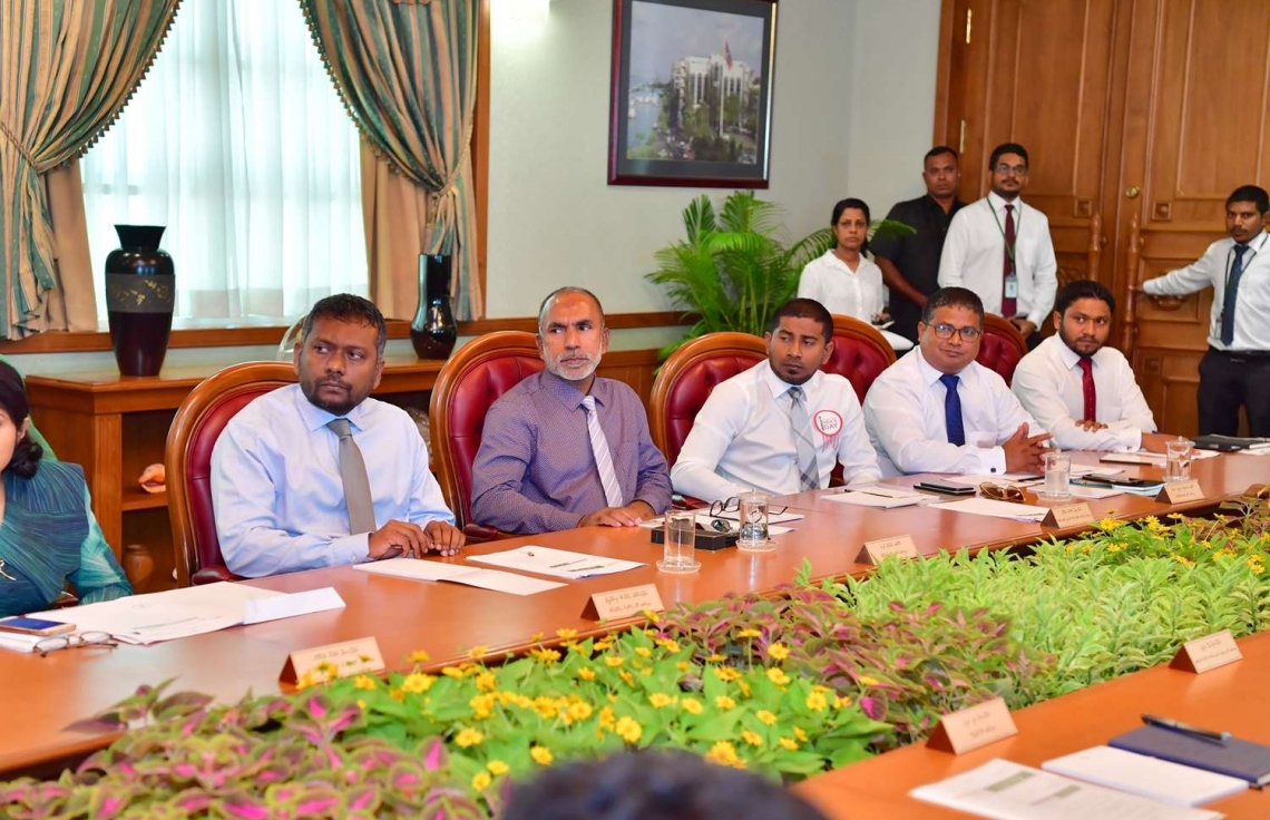 މާލެ: ނޮވެމްބަރު 19، 2018- މިދިޔަ ހޮނިހިރު ދުވަހު މަގާމުގެ ހުވާކުރެއްވި ރައީސް އިބްރާހިމް މުހައްމަދު ސޯލިހްގެ ސަރުކާރުގެ ފުރަތަމަ ކެބިނެޓް ބައްދަލުވުމުގެ ތެރެއިން.---ފޮޓޯ: ރައީސް އޮފީސް