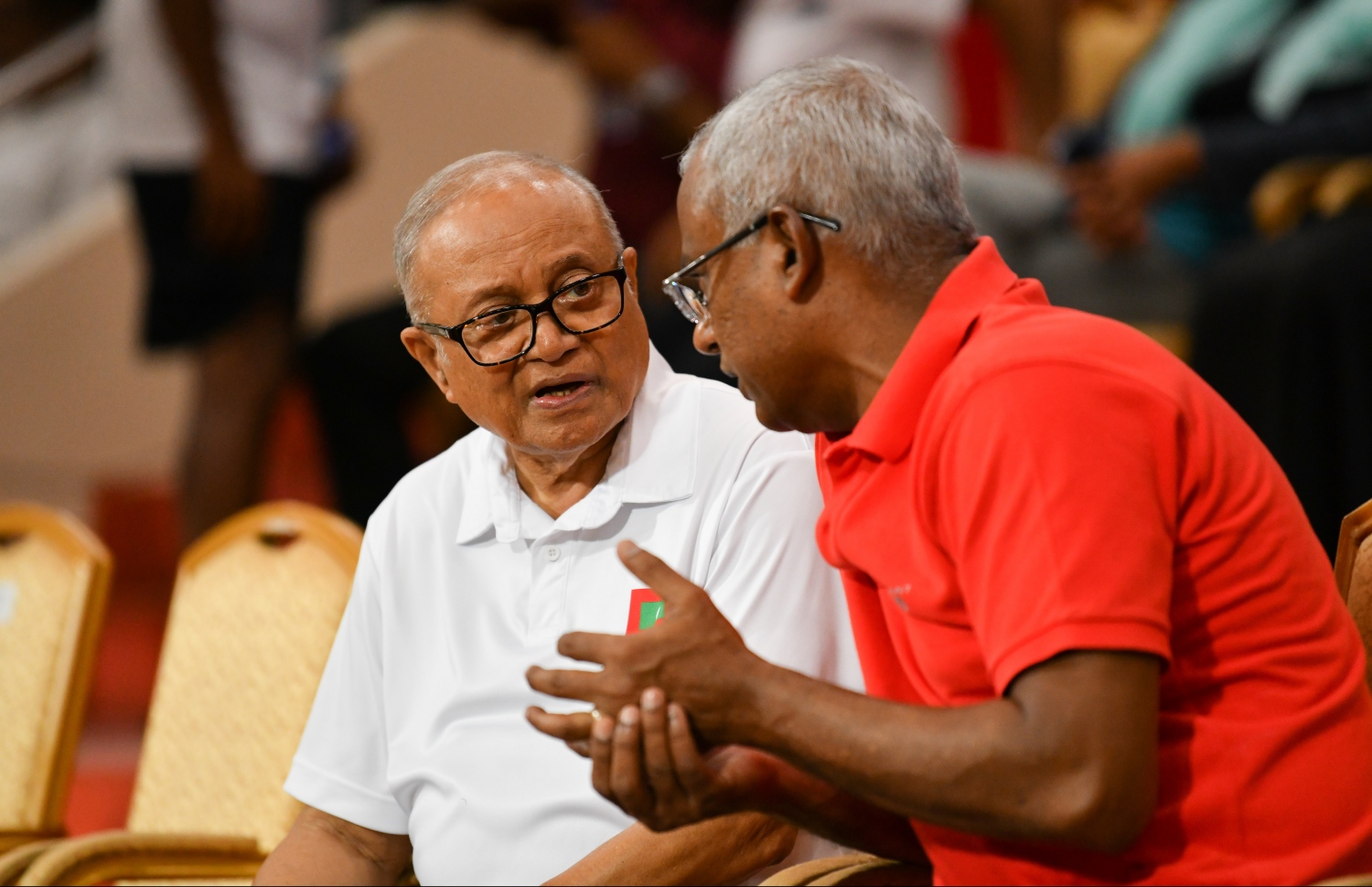 ރައީސް އިބްރާހިމް މުހައްމަދު ސޯލިހާއި ކުރީގެ ރައީސް މައުމޫން މަޝްވަރާ ކުރައްވަނީ.---ފޮޓޯ: ހުސައިން ވަހީދު/މިހާރު