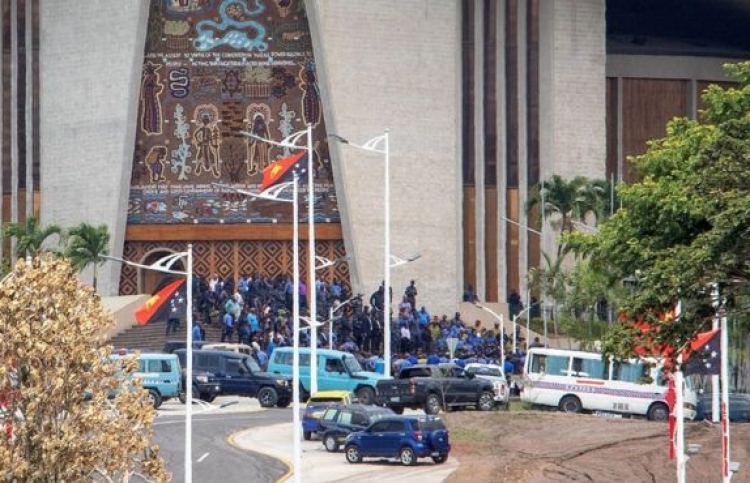 ޕީއެންޖީގެ ފުލުހުންނާއި ސިފައިން ޕާލަމެންޓަށް ވަދެގެންފި