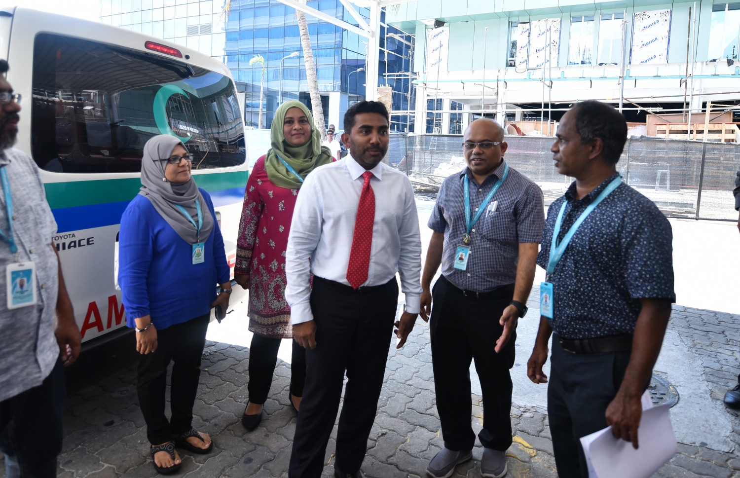 މިނިސްޓަރު އަމީން އައިޖީއެމްއެޗުގެ އިސް ވެރިންނާ އެކު. --ފޮޓޯ/މިހާރު