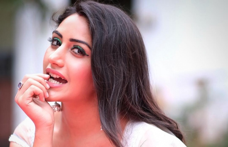 ސުރުބީ: އޭނާ ދެން ފެންނާނީ މިނީ ސީޒީރަކުން.