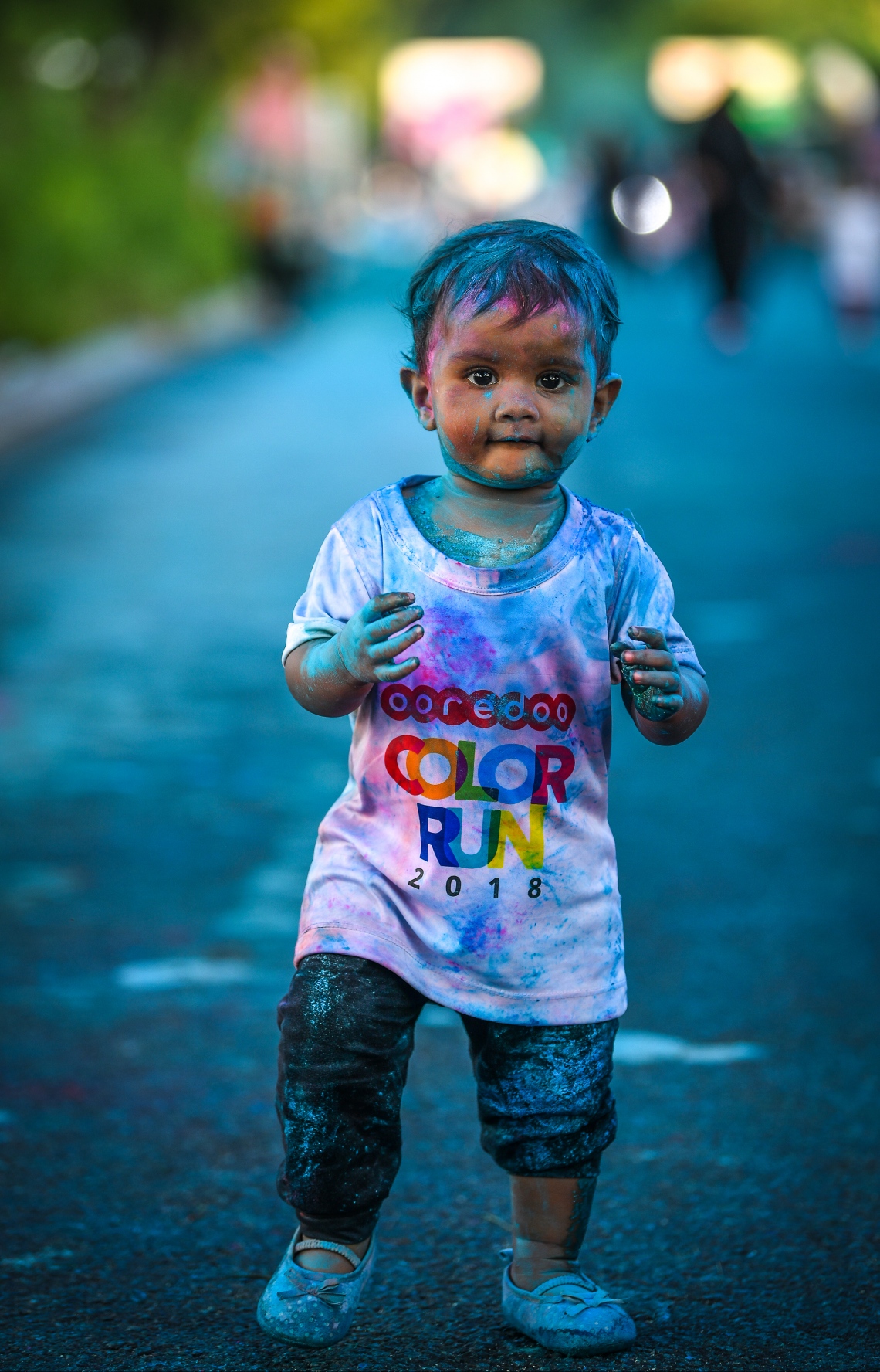 ހުޅުމާލެ: ނޮވެމްބަރު 23، 2018- އުރީދޫން މި އަހަރު ބޭއްވި ކަލާ ރަންގެ ތެރެއިން ކުޑަކުއްޖަކު މަގުމަތީގައި މަޑުކޮށްލައިގެން: މި ހަރަކާތުގައި 3،000 އެއްހާ މީހުން ބައިވެރިވި.---ފޮޓޯ: ނިޝާން އަލީ/މިހާރު