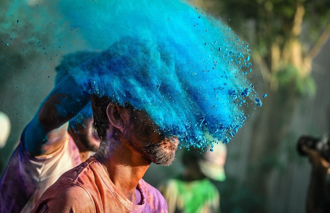 މާލެ: 23 ނޮވެމްބަރު 2018: އުރީދޫއިން މިއަދު ހަވީރު ހުޅުމާލެ ސެންޓްރަލް ޕާކްގައި ބޭއްވި މިއަހަރުގެ އޫރިދޫ "ކަލާ ރަން" ގައި ބައިވެރިވި މީހަކު ގަޔަށް ކުލަ ޖަހަނީ، މި ދުވުމުގައި މިއަހަރު 3000 އެއްހާ މީހުން ބައިވެރިވިކަަމަށް އޫރިދޫއިން ބުނޭ--. ފޮޓޯ: ނިޝާން އަލީ/މިހާރު