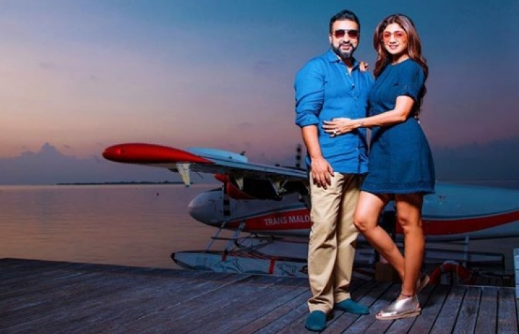 ޝިލްޕާ ފިރިމީހާ ރާޖްއާ އެކު ކަނުހުރާ ރިސޯޓްގައި.