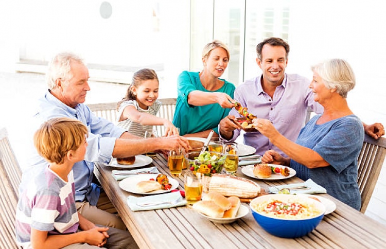 އެންމެން އެކުގައި ކެއުމުން ގުޅުން ބަދަހިވޭ