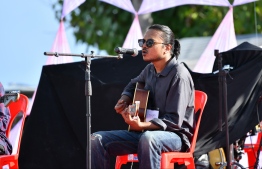 Eman (R) and Naanu performing during the 5-year anniversary show of 'Fannuge Dharin'. PHOTO: AHMED NISHAATH/MIHAARU