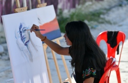 Mal's Art exhibits and paints during the 5-year anniversary show of 'Fannuge Dharin'. PHOTO: AHMED NISHAATH/MIHAARU