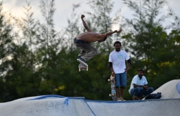 Ali Shaahil, a young, talented skateboarder flies high at the Hulhumale' Skatepark during the 5-year anniversary show of 'Fannuge Dharin'. PHOTO: AHMED NISHAATH/MIHAARU