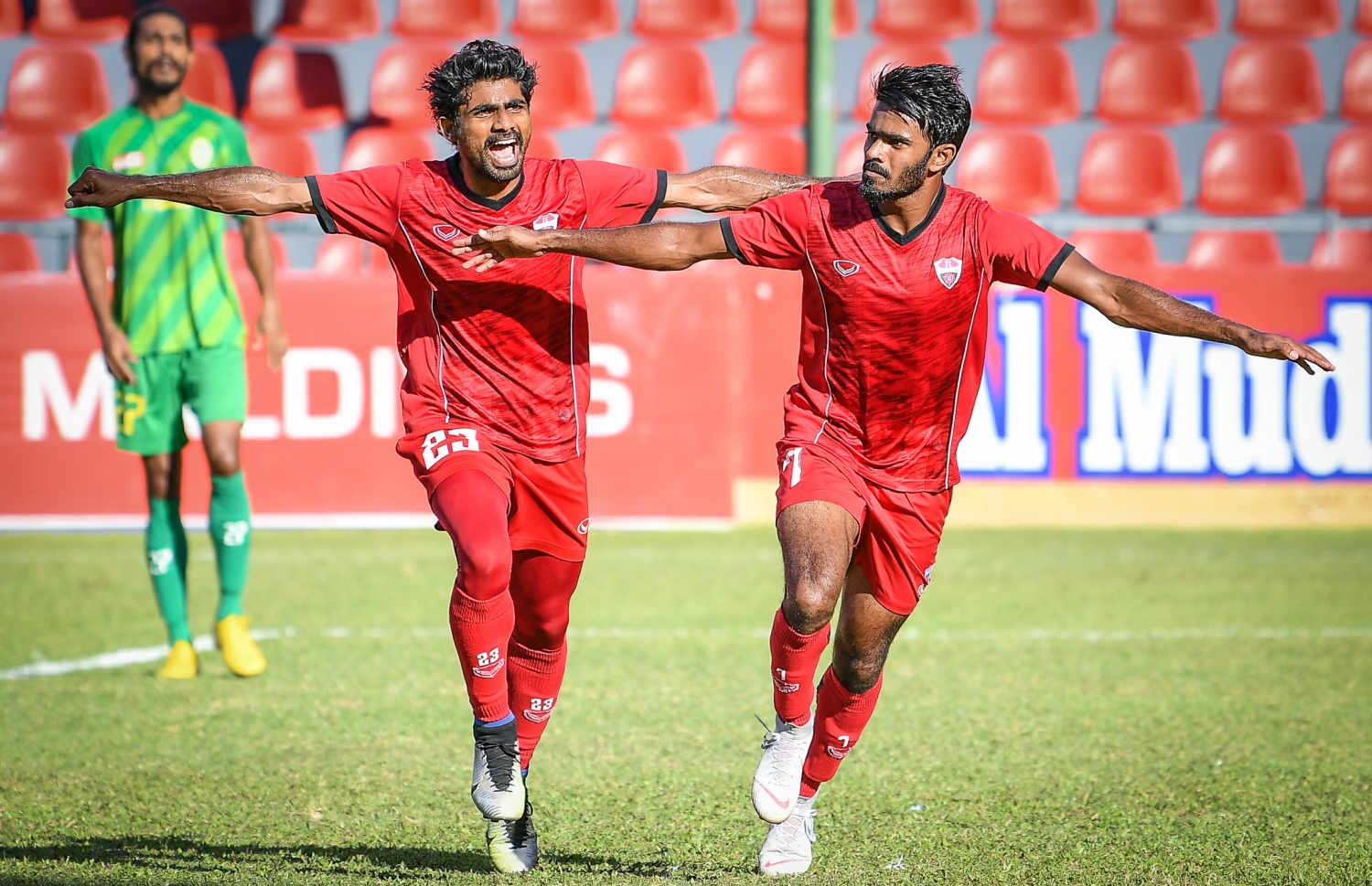 ލަނޑު ޖެހުމަށް ފަހު ފޭދޫ އިއްބެ (ކ) އާއި ސައްޓު އުފާފާޅުކުރަނީ: މި ދެ ކުޅުންތެރިން މިނިވަން ޗެމްޕިއަންޝިޕުން ފާހަގަކުރެވުނުއިރު ވިދާލީ ޓީސީން ދިން ފުރުސަތުން.-- ފޮޓޯ: ނިޝާން އަލީ/ މިހާރު