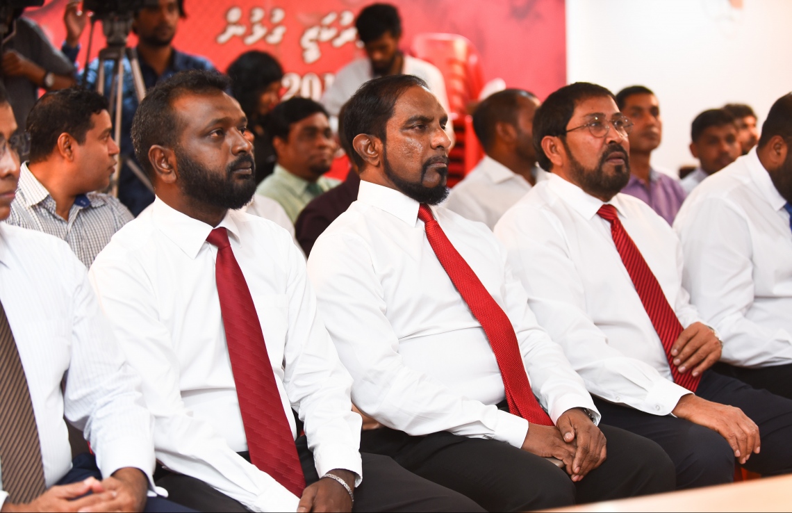 މާލެ: ނޮވެމްބަރު 25، 2018- ޕީޕީއެމްގެ ދެ މެމްބަރުން ކަމަށްވާ ކަނޑިތީމު ދާއިރާގެ މުހައްމަދު ހުސައިނާއި މާވަށު ދާއިރާގެ އަޒްހާން ފަހުމީ އާއި އިތުރު ބޭފުޅުންތަކެއް ޖުމްހޫރީ ޕާޓީއަށް ސޮއިކުރެއްވުމަށް ބޭއްވި ހަފްލާގެ ތެރއިން.---ފޮޓޯ: ހުސައިން ވަހީދު/މިހާރު