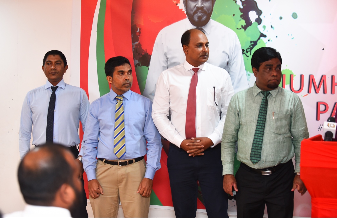 މާލެ: ނޮވެމްބަރު 25، 2018- ޖުމްހޫރީ ޕާޓީއާ މިރޭ އަލަށް ގުޅިވަޑައިގެންނެވި ހަތަރު ބޭފުޅުން: ޖުމްހޫރީ ޕާޓީގެ އޮފީހުގައި ބޭއްވި ރަސްމިއްޔާތެއްގައި އެ ޕާޓީއަށް ސޮއިކުރެއްވީ ދީނީ އިލްމުވެރިޔާ މުހައްމަދު ގުބާދު އަބޫބަކުރާއި ކުޑަކުދިންގެ ދީނީ ޕްރޮގްރާމް ގެނެސް ދެއްވާ އަބްދުއްލަތީފް އަހުމަދާއި ޝެއިހް އަލީ ނަޖީބާއި ކީރިތި ގުރްއާނާ ބެހޭ މަރުކަޒުގެ ކޯޑިނޭޓަރު މުހައްމަދު ނައީމް. މީގެ އިތުރުން ކަނޑިތީމު ދާއިރާގެ މެމްބަރު މުހައްމަދު ހުސައިނާއި މާވަށު ދާއިރާގެ މެމްބަރު އަޒްހާން ފަހުމީ ވެސް ޖޭޕީއަށް ސޮއިކުރެއްވި.---ފޮޓޯ: ހުސައިން ވަހީދު/މިހާރު